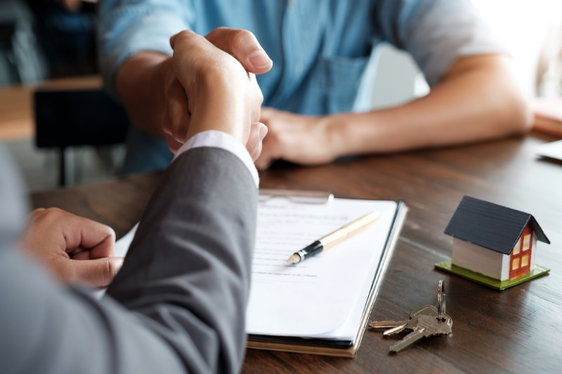 Katy TX real estate agent shaking hands with his customer